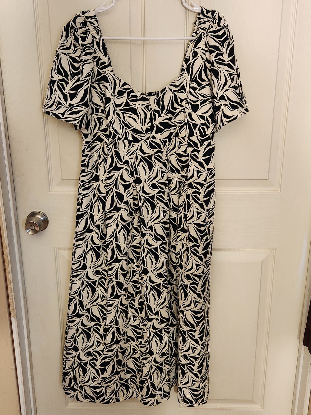 a new day Black and White Leaf-Print Midi Dress